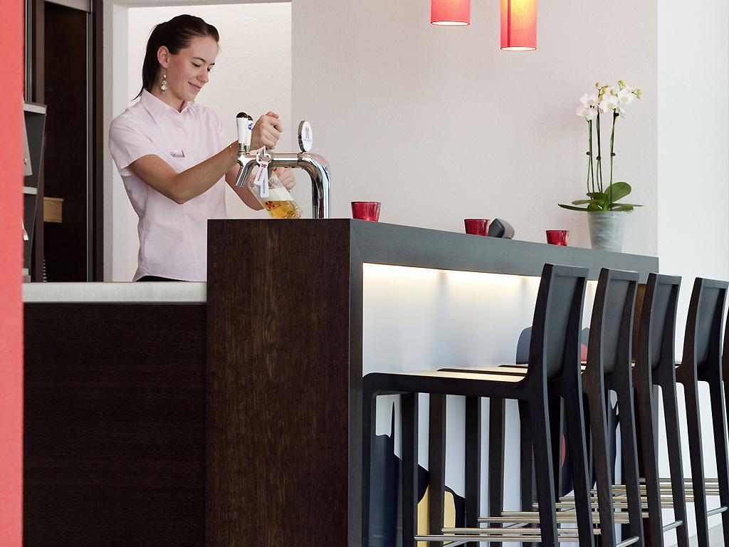 Hotel Ibis Basel Bahnhof Esterno foto