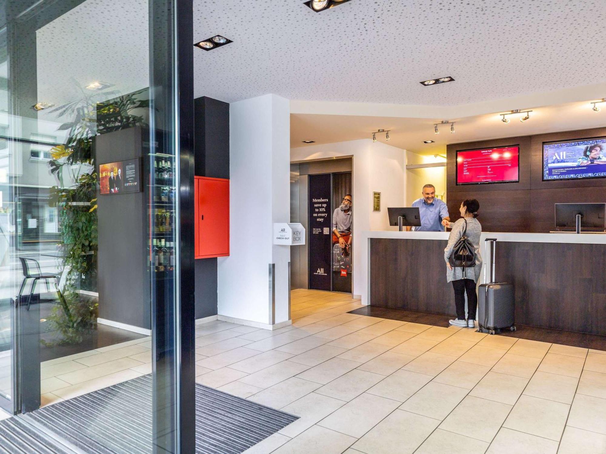 Hotel Ibis Basel Bahnhof Esterno foto